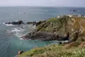 Steile Klippen und Felsen im Meer an der Küste.