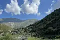 Berglandschaft mit blauem Himmel und Wolken.