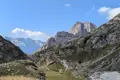 Felsige Berge und grünes Tal in der Berglandschaft.