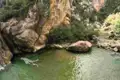 Blick auf einen Fluss, der durch eine felsige Schlucht fließt.