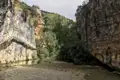Wanderweg mit Stufen in einer Schlucht entlang eines Flusses.