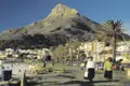 Tafelberg in Kapstadt, Südafrika, von der Strandpromenade aus gesehen.