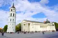 Kathedrale von Vilnius und Glockenturm auf dem Domplatz.