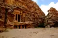 Ein Felsengrab in Petra, aus dem Sandstein gehauen.