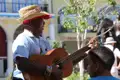 Straßenmusiker spielt Gitarre auf einer Plaza.