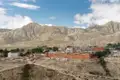 Traditionelle Siedlung im tibetischen Hochland mit Blick auf die umliegenden Berge.