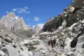 Wandergruppe auf einem steinigen Bergpfad.