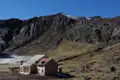 Eine Berghütte dient als Unterkunft in der Bergregion.