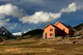 Orangefarbene Unterkunft in den Bergen.