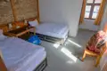 Zimmer mit zwei Betten und Rucksäcken, vorbereitet für die Reise.