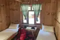 Unterkunft auf der Reise: Ein einfaches Zimmer mit zwei Betten und bereitgestelltem Gepäck.