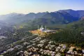 Luftbild der Faisal-Moschee in Islamabad, Pakistan, mit den Margalla-Hügeln im Hintergrund.