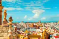 Panorama von Cádiz mit Gebäuden und Meer.
