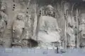 Monumentale Buddhastatue in Felswand gemeißelt.
