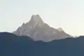 Schneebedeckter Berggipfel im Hintergrund.