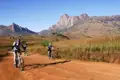 Mountainbiker auf einer Reise durch eine bergige Landschaft.