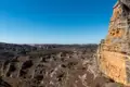 Felsformationen in einer trockenen Landschaft.