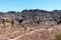 Felsige Landschaft mit trockener Vegetation.