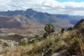 Ausblick auf die Bergkette und das Tal.