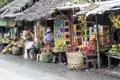 Marktstände mit tropischen Früchten, Kunsthandwerk und lokalen Händlern.
