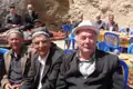 Einheimische Männer in traditioneller Kleidung treffen sich im Freien.
