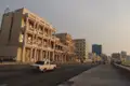 Historische Gebäude und ein altes Auto am Malecón in Havanna, Kuba.