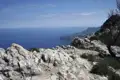 Felsige Küste mit Blick auf das Meer.