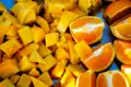 Frisch geschnittene Orangen und Mangos