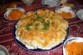 Manty mit Zwiebeln und Kräutern, serviert mit Karottensalat.