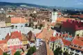Luftbild des Stadtzentrums mit Blick auf die historischen Gebäude und den Hauptplatz.