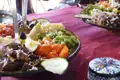 Bunter marokkanischer Salat mit verschiedenen Gemüsesorten, Eiern und Oliven, serviert auf einem traditionellen Teller.