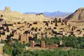 Historische Lehmburg Ait Benhaddou in der marokkanischen Landschaft.