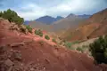 Rote Berglandschaft mit Blick ins Tal.