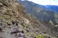 Wandergruppe auf einem Bergpfad im Atlasgebirge.