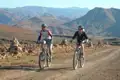 Zwei Mountainbiker auf einer Bergstrecke.