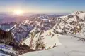 Schneebedeckte Gipfel des Atlasgebirges im Sonnenaufgang.