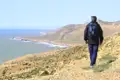 Wanderer mit Blick auf die Küste.