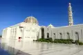 Die majestätische Sultan-Qabus-Moschee mit ihrer goldenen Kuppel und dem hohen Minarett, ein Highlight der Reise durch Oman.