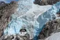Blauer Gletscher in den Bergen.