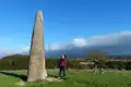 Reisender bei einem Menhir.