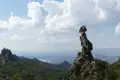 Bizarre Felsformation in einer hügeligen Landschaft.