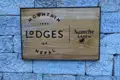 Schild der Mountain Lodges of Nepal in Namche, das die Unterkunft und die Höhe von 3.440 m angibt.