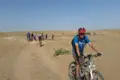 Mountainbikergruppe auf einer Wüstenfahrt.
