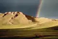 Regenbogen über den Hügeln.