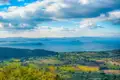 Ausblick auf den See mit Inseln und die umliegende Landschaft.