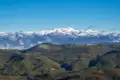 Panoramablick auf eine schneebedeckte Bergkette.