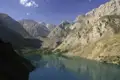 Bergsee inmitten einer Gebirgslandschaft.