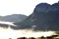 Nebel liegt in den Tälern zwischen den Bergen.