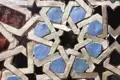 Mosaik aus blauen, weißen und schwarzen Fliesen.