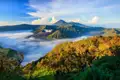 Ausblick auf den Vulkan Bromo und die umliegende Landschaft.